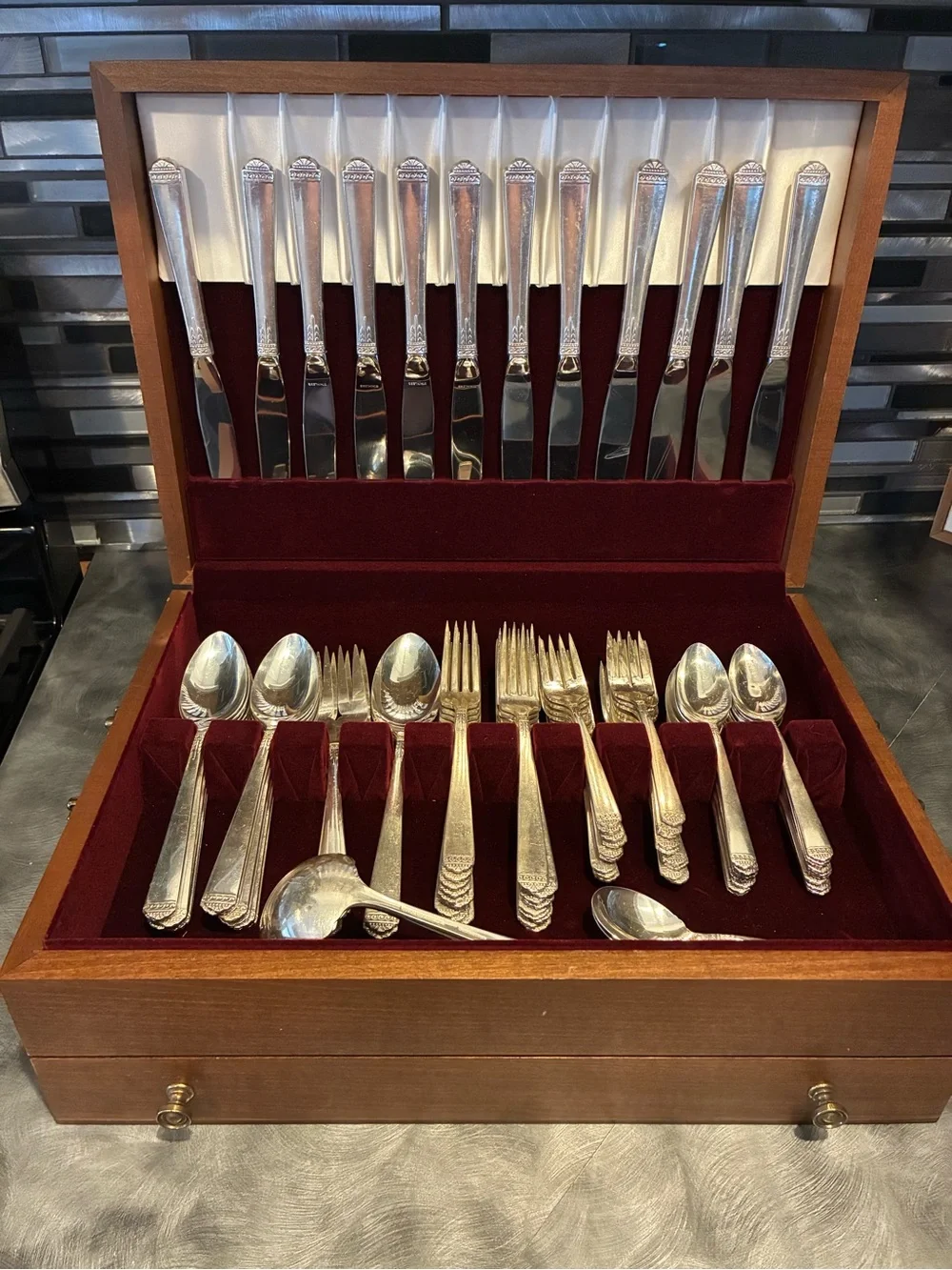 Vintage Oneida Stainless Flatware 98 Pieces And Box. In really good shape! Comes